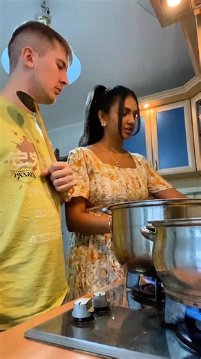 Udari on Instagram: "පොඩීඩී අවුලකට තියෙන්නේ හිතේ හැටියට මිරිස් කුඩු ටිකක් දාගන්න බැරි වෙන එක විතරයි 😅 . . #couple #srilanka #foryoupage #food #christmas"