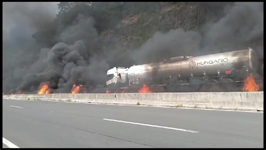 🚨 URGENTE 🚨 Caminhão carregado de diesel explode após acidente envolvendo outros dois veículos na BR-153, em Tibagi; rodovia está parcialmente interditada Um acidente envolvendo três caminhões interditou totalmente a BR-153, no início da tarde desta segunda-feira (21), em Tibagi, nos Campos Gerais do Paraná, segundo a Polícia Rodoviária Federal (PRF). A corporação informou que a interdição acontece no quilômetro 437 da rodovia, próximo ao trevo de acesso da BR e a região do distrito Alto do Am