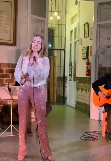 18K views · 1.2K reactions | Como dos Extraños, junto al trío El Esquinazo en Montevideo ❤️ | Valentina Etchebest | Facebook