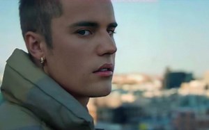 Justin Bieber联手The Kid Laroi合作新单《Stay》超清MV大首播！这首歌由断眉Charlie Puth参与制作！