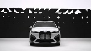 BMW 展示 iX Flow 新車，全車身 E-Ink，可以隨時轉色轉拉花