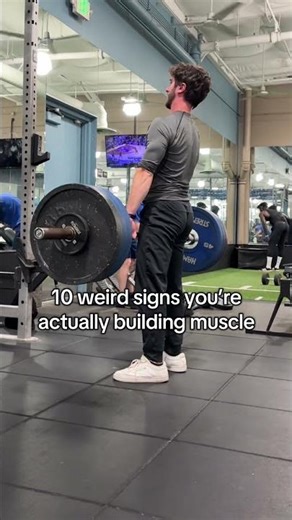 10 weird signs you’re actually building muscle⏬ 1️⃣ Your body feels “tighter” when you wake up Not