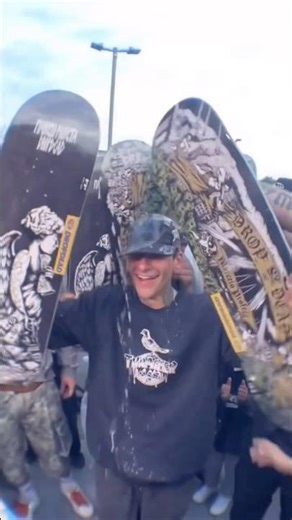 Marcelo Profeta marretando e recendo a surpresa do Pro Model @dropdeadskateboard no Skate Jam Suzano