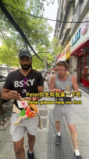 International vlogger takes on Wuhan's street "eat-while-walking" challenge! Scalding #hotdrynoodles meet soulful #ricewine —who understands this joy? Let's check it out! #eatwhilewalking #Wuhan #streetfood #China | Open Hubei