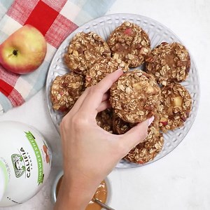 669K views | This Apple Cinnamon Oatmeal Cups recipe is a cross between baked oatmeal & muffins. It's made with simple vegan ingredients & makes for a healthy breakfast! - RECIPE: https://feelgoodfoodie.net/recipe/apple-cinnamon-oatmeal-cups/ | Feel Good Foodie | Facebook