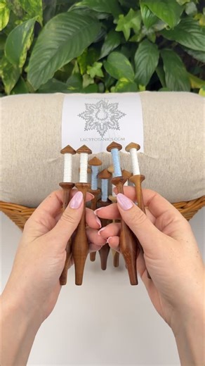 LacyBotanics on Instagram: "Part 3 • Turning thread into a snowflake ornament ❄️ The bobbins are prepared ✅ The lacemaking pattern is pinned to the pillow ✅ So let’s take a look at how to start the lacemaking process. Narrow cloth stitch is the base of all my bobbin lace patterns. Because we won’t finish the lace where we start, we add two twists to each vertical pair before clothstitching them with the worker pair in the first passage. This makes it much easier to sew into these starting loops