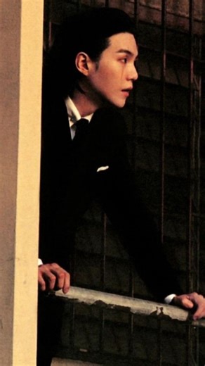 BTS | Tʜᴇ Aʀᴍʏ Gᴀʟʟᴇʀʏ ♡ on Instagram: "~💿 O álbum “D-DAY”, de Agust D, ultrapassou oficialmente a marca de 1,580 bilhões de reproduções no Spotify!✨️ Esse feito histórico torna “D-DAY” o primeiro álbum de rap coreano a alcançar esse número na plataforma e também o primeiro álbum do Agust D a atingir tal marco. ▪︎ Sᴇ ᴇssᴇ ᴘᴏsᴛ ᴛᴇ ғᴇᴢ sᴏʀʀɪʀ, ᴄᴏᴍᴘᴀʀᴛɪʟʜᴇ ᴇ sɪɢᴀ @bts_thearmygallery ᴘᴀʀᴀ ᴍᴀɪs ᴍᴏᴍᴇɴᴛᴏs, ᴄᴜʀɪᴏsɪᴅᴀᴅᴇs ᴇ ᴀᴍᴏʀ ᴘᴇʟᴏ BTS 💜✨ ▪︎ #btsarmy #bangtan #armyforever #bts #jimin #taehyung #suga #