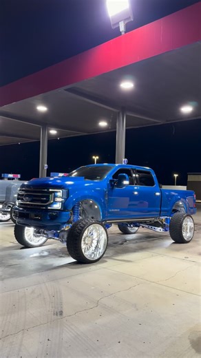 Brayan chavez on Instagram: "Gas station lighting 🔥 #alumiduty #f250 #jtxforged #pmf"