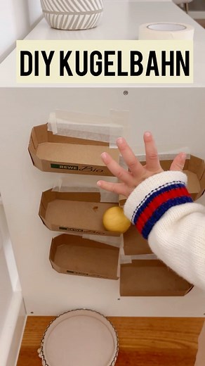 👸🏼Kisu on Instagram: "Genial & einfach - einfach genial 🤭Eine DIY Kugelbahn ist sooo einfach zu bauen! Da können alle möglichen Kugeln runterrollen 🤫🤍 #diy #babydiy"