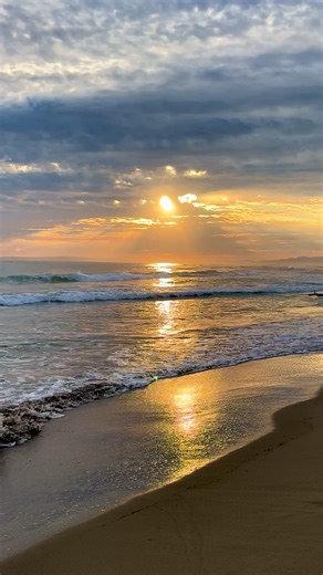 Enjoy Peaceful Sunset Waves for Relaxation