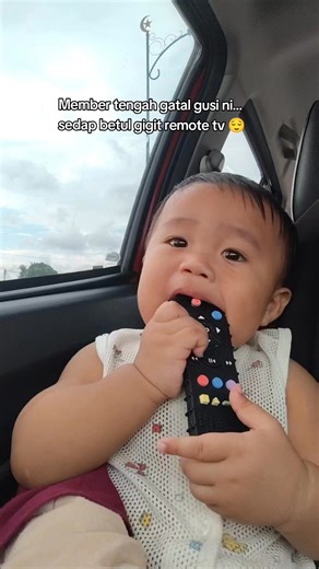 Tapi ni bukan remote betul ya...remote mainan je ✨ Memang beli khas sebab dia suka main remote tv, tapi tak sangka boleh jadikan teether bila anak gatal gusi. Harga dia murah jerr. Link saya letak kat komen ya ✨ #mainananak #mainanmurah #remotetv | Nur Izzati