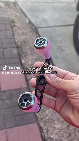 The MBD-A27 aluminum handle moves with the light — knob shifting colors as your angle changes, like it’s alive in your hand. 🌈 #gomeuxs #reelhandle #knob #angler #fishinggear