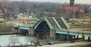 Veterans Memorial Bridge in Bay City stuck open, closed to traffic