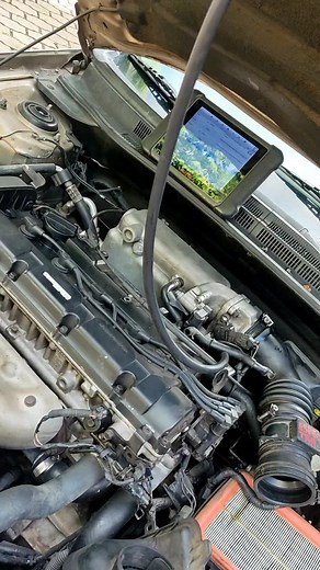 Cómo quitar el filtro de aire en el Kia Spectra