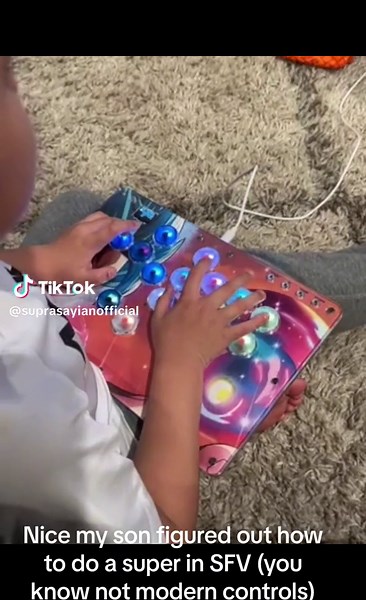 My son learning custom controls on a leverless. #haute42 #suprasayianofficial #suprasayian #SF6 #sfv #leverless #hitbox #alienware #laptop #sony