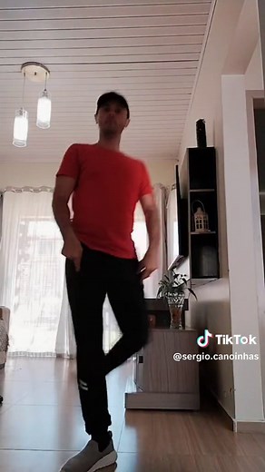 Aprenda a coreografia de Coco Jambo dos Anos 90