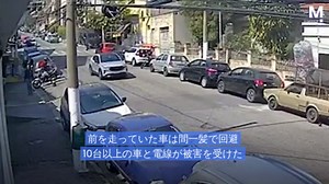猛スピードで減速ハンプの上を通過した車が宙を舞う衝撃の事故映像