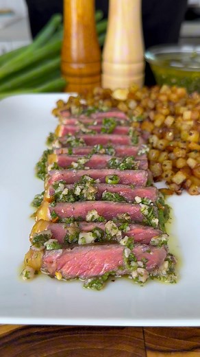 Faux-Filet Grillé Sauce Chimichurri! 🥩🧄📖 MON LIVRE EST DISPO 📖➡️ Le lien est dans ma bio ⬅️ #viande #boeuf #fauxfilet #bbq #sauce #saucechimichurri #chimichurri #patates #beurre #faitmaison #recettefacile | Chef Théo Lignani