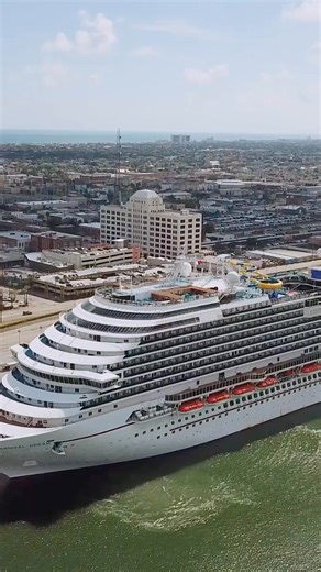 Galveston Island: where the Gulf Coast meets Texas charm! • Soft sandy beaches • Rich history & culture • Thriving food scene Extend your cruise and experience it all for yourself! What will you discover on Galveston Island? | Galveston Island