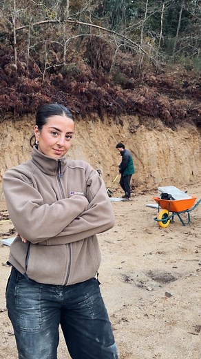 EDA ATILLA on Instagram: "Começando o próximo projeto aqui no terreno👷🏼‍♀️🔋🚧"