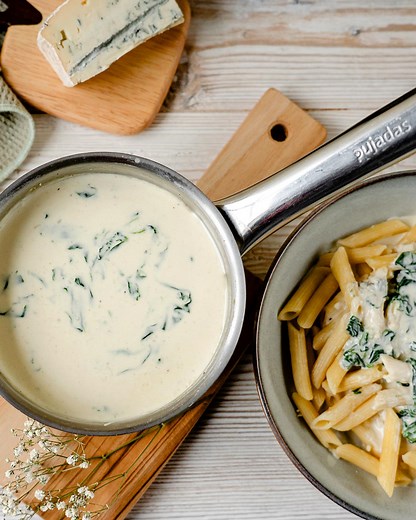 Gorgonzola-Spinat-Soße 🥰 Hebt deine Pasta auf ein neues Level! 🤤 Gorgonzola-Spinat-Sauce ist ein echter Allrounder. Wenn wir sie nicht gerade auf unserer Lieblingspasta verteilen, essen wir sie auch sehr gerne zu Fleisch oder im Auflauf. Das einfache Rezept! 🤩👌🧀🧡 🍝 Zutaten für 4 Personen: * 1 Knoblauchzehe * 1 TL Butter * 200 ml Sahne * 150 g Gorgonzola * 150 g frischer Blattspinat * Salz * Pfeffer * geriebene Muskatnuss 👉 Zubereitung: 1. Knoblauch schälen und fein hacken. Butter in eine