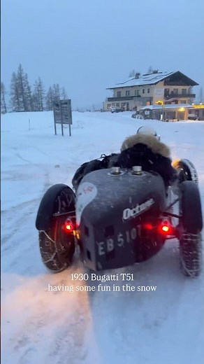 1930 Bugatti T51 having fun in the snow during the Planai-Classic 🏁 #vintagecar #classiccar