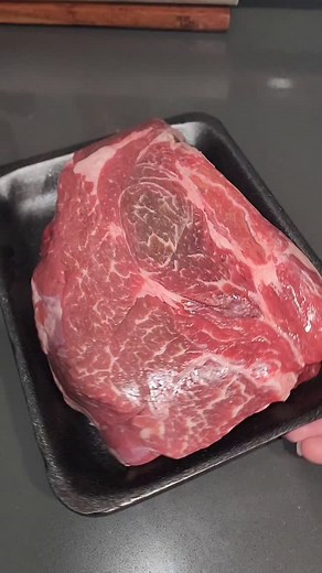 Today I'm smoking a prime chuck roast I picked up from @kingsmeatandbbqsupplyco and making burnt ends to go alongside our Sunday dinner. • I season it generously around all sides of the beef with my seasoning mix. Before putting it on the smoker, I let it rest for ~30min to give the seasonings time to settle into the beef. • Seasoning Mix: 2tbsp: Black Pepper 1tbsp each: Salt, Garlic powder, Paprika, Sugar 1/2 tbsp each: Cumin, Cayenne Powder #smokedmeat #beef #recipe #WhatToCook #Dinner #bbq #g