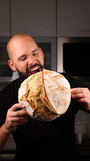 O pão caseiro mais fácil do mundo: sem amassar, com textura incrível e sabor irresistível! 🍞✨ Quem disse que fazer pão em casa é complicado? Com esta receita, vais conseguir fazer um pão delicioso sem precisar de amassar a massa. Vamos lá! Ingredientes: 575g de farinha de trigo 10g de sal 10g de fermento de padeiro seco 375ml de água morna Passo a passo: Numa tigela grande, adicione a água e o fermento, mexendo delicadamente. Adiciona a farinha aos poucos, mexendo delicadamente com uma colher d