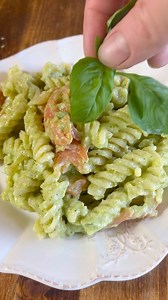 Pasta fredda con crema di zucchine e salmone...https://blog.giallozafferano.it/ilcaldosaporedelsud/ricetta-pasta-fredda-zucchine-e-salmone/ | Il caldo sapore del sud di Fernanda Nicotra