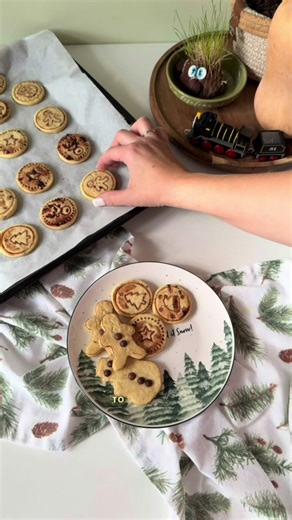🍊 Υγιεινά Μπισκότα Βουτύρου με πορτοκάλι Υλικά \t•\t120 γρ. βούτυρο μαλακό \t•\t60 γρ. μέλι ή maple syrup \t•\t1 κ.γ. ξύσμα μανταρινιού ή πορτοκαλιού \t•\t2–3 κ.σ. χυμό μανταρινιού / πορτοκαλιού \t•\t200–230 γρ. αλεύρι γ.ο.χ. \t•\tΠροαιρετικά: ½ κ.γ. baking powder Εκτέλεση \t1.\tΑνακάτεψε βούτυρο μέλι μέχρι να αφρατέψουν. \t2.\tΠρόσθεσε ξύσμα & χυμό και ανακάτεψε. \t3.\tΡίξε το αλεύρι λίγο-λίγο μέχρι να γίνει μαλακή, εύπλαστη ζύμη. \t4.\tΒάλε τη ζύμη στο ψυγείο για 20–30′. \t5.\tΆνοιξε σε πάχος