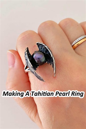 Black pearls… not actually black? That’s right! 😏 Just check out those overtones - green, blue, purple… This ring? A mom got it for her gothic-style loving daughter. Handpicked this pearl just for her—this one’s got purple green magic happening 🌈. Can’t wait to see how it looks on her! 🦇✨ Hey black pearl lovers—go check your collection… what colors are YOU seeing? 👀🖤 #pearlring #blackpearl #tahitianpearl #uniquering #gothicjewelry #statementjewelry #statementring #pearljewelry #pearllover