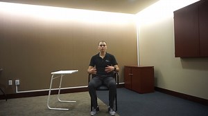 Pause active : étirement spinal avec notre kiné Étienne Ranger