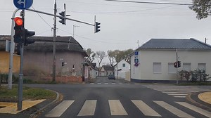 CSAK ANNAK VAN #ELSŐBBSÉGE, AKINEK MEG IS ADJÁK!!!!!!! MIKOR ÉN VIZSGÁZTAM 17 ÉVESEN, AKKOR ELSŐRE ÉN IS MEGBUKTAM, MERT NEM VOLT MEG A ZÖLD JELZESEN A KELLŐ KÖRÜLTEKINTÉS! MIUTÁN ÖNÁLLÓAN KEZDTEM VEZETI, RÁJÖTTEM, HOGY A SIKERTELENSÉGEM AZ A SAJÁT ÉLETEM MEGMENTESE ÉRDEKÉBEN VOLT, AMIT UTÓLAG BUSÁSAN BE IS BIZONYÚLT, MERT ANNYI BIRKA VAN AZ UTAKON. ÉN AZT MONDOM, HOGY INKÁBB A GYEREK SÍRJON EGY FELKÉSZÜLETLEN SIKERTELEN VIZSGA UTÁN, MINT KÉSŐBB A SZÜLEI A GYEREKÜK SIRJA MELLETT!!!!! A KÖRÜLTEKI