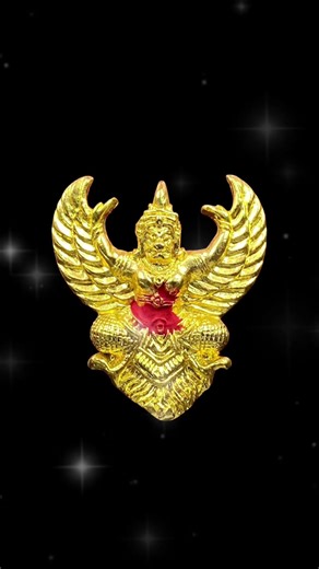 #龙婆wala #神鹰2538 鹰神帕雅固鲁大模 Phaya Garuda Khoat Ruay Wat Pho Thong LP Wara 2538 code 圣物简介： 鹰神帕雅固鲁，梵文为Garuda“伽鲁达”，华人喜欢称为大鹏金翅鸟。 相传当他展开翅膀能够遮住整个泰国，翅膀一挥可令江海翻腾。 因为喝了天圣水，所以具有神力，且全身铜墙铁壁，有金刚不坏之身。 泰国民众都相信，在世界大战中，泰国是亚洲唯一没有被侵略沦为殖民地的国家，就是鹰神的保护！ 泰国人都深信国王是毗湿奴的化身，而鹰神是毗湿奴的坐骑和保镖，一直护持着毗湿奴。 国王得到金翅鸟永恒的护持，所以泰国将一直受鹰神的保护。 鹰神是泰国的“国兽”，在泰国使用或制作带有鹰神图案图腾都是有严格限制的！ 未经批准悬挂、制作使用鹰神图腾是要负法律责任的！ 因为鹰神也是泰国政府的官Logo！ 因此一般僧侣都不能随意铸造鹰神，能获得批准制作鹰神圣物的，皆为大德高僧！ ！ 而现时泰国只有一位大师特别获得泰国皇家御淮督造鹰神的，那就是Wat Pho Thong LP Wala了！ 目前泰国督造鹰神最有名的就属LP Wala了，是泰国皇室所御用