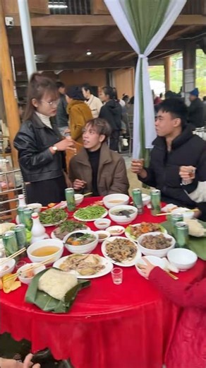 Chỉ có miền núi là gái đi chúc rượu