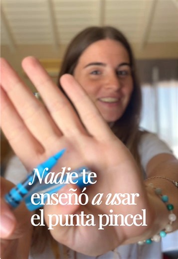 Algo que les mencionó SIIIEEMPRE a mis alumnas! Podemos saber la técnica pero si sostenemos mal el punta pincel, no va a fluir 🎨👀 en este video te cuento 3 puntos claves para sostenerlo bien y además te cuento sobre mi ebook de Lettering, una guía completa de más de 100 páginas, con actividades y plantillas de práctica. Vamos desde lo básico hasta lo más avanzado. Si queres tu ebook comenta QUIERO y te paso info 🌈