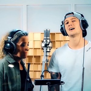 Ihre Lieder handeln von Liebe, Trennung und Herzschmerz, von allem zwischen „Himmel und Hölle“, wie Daniela Alfinito selbst sagt. Wer nicht genug von dieser Powerfrau bekommen kann, schaut heute Abend um 20.15 Uhr einfach mal bei "Die ultimative Deutsche Hitparade" im Deutsches Musikfernsehen vorbei! 📺 Einschalten lohnt sich! 😃🙌 👉 Jetzt das Hitmix Album BLUE JEANS vorbestellen: https://www.shop24direct.de/produkt/sku/2393916?by=OxS24dDachSfaFbS24dAktionDanielaAlfinitoBlue | Schlager für alle