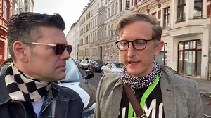 KenFM am Set: Anselm Lenz „Nicht ohne uns“ Anselm Lenz ist der Kopf der Bewegung „Nicht ohne uns“, die sich seit drei Wochen jeden Samstag, um 15:30 Uhr, in Berlin am Rosa-Luxemburg-Platz versammelt. Ziel ist es, fundamentale Grundrechte der Demokratie - besonders auch in schwierigen Zeiten - zu verteidigen. Wer, wie die Bundesregierung, große Teile der demokratischen Grundordnung auf unbegrenzte Zeit in den Shutdown schickt, indem sie z.B. den Artikel 8 GG, der die Versammlungsfreiheit garantie