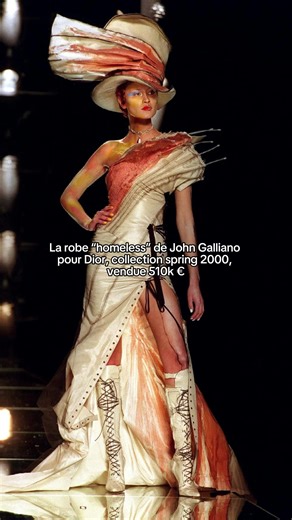 Lors d’une vente aux enchères au Bristol, une robe Dior signée John Galliano, issue de la collection “Homeless” (printemps-été 2000) et provenant de la garde-robe de Mouna Ayoub, a été vendue 510 000 €. Cette pièce de haute couture, à l’esthétique volontairement brute et peinte à la main, illustre le paradoxe d’un luxe inspiré de la marginalité devenu objet de désir extrême. #dior #johngalliano #archivefashion #fashiontiktok #mode