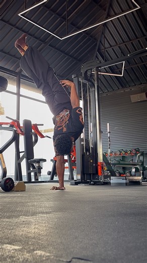 Jo 🪽 on Instagram: "The one arm handstandd🔥💀 #viralreels #gymmotivation # #fy #fitnessjourney #explorepage"