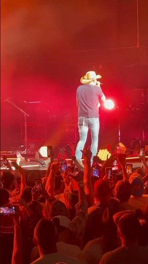 Tim McGraw live concert performance