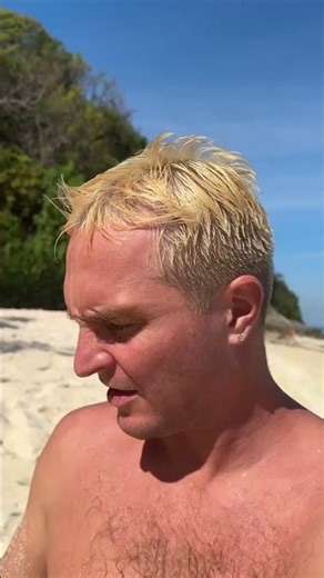 Stranger hands 🙌 on the beach 🏝️ #strangerthings #funny