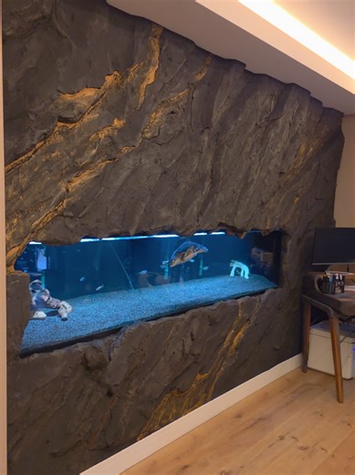 POV: you stop buying luxury… and start building it. ✨ Rate this setup from 1–10 👇 We designed this rock wall with gold veins to bring power, texture and presence into the workspace. Environment shapes mindset — and this one is built for big decisions. #BespokeInteriors #VenetianPlaster #LuxuryInteriors #rockwall