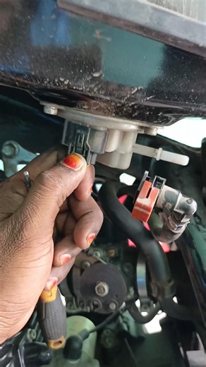 How to Disconnect FI Fuel Line Safely ✅ | #motorcyclelife #bike #mechanictips #shorts #ytshorts