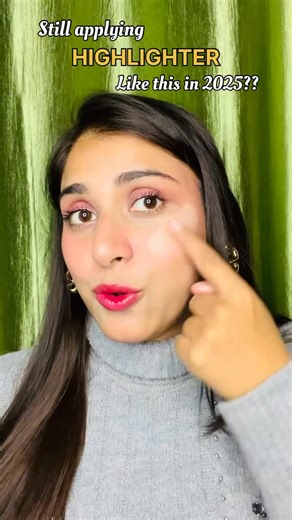 Tuba~siDDique on Instagram: "Highlighter Mistakes 😱 & सही तरीका 😍✨ . . Glow चाहिये लेकिन highlighter लगाना समझ नहीं आता? 😍✨ इस वीडियो में मैं बता रही हूँ highlighter लगाने का सही तरीका, कहाँ लगाना है, कितना लगाना है और कौनसी common mistakes avoid करनी चाहिए 💁‍♀️✨ अगर आप beginner हो तो ये tutorial आपके लिए perfect है ✨ Glow करो… लेकिन classy तरीके से 🤌✨ 👉 Like, Share & Follow 💕 👉 Comment करो: आप powder highlighter पसंद करते हो या liquid? --- 📌 Highlighter tutorial Makeup hack Makeup for 