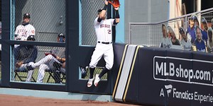 Reddick's superhero cleats help HR robbery