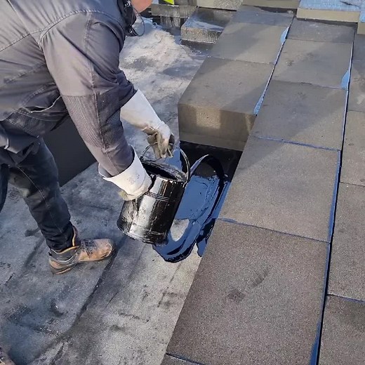 Foamglas insulation With hot bitumen. Pose de l'isolation Foamglas au bitume chaud. www.foamglas.com #foamglas #foryou #foryoupage #étanchéité #waterproofing