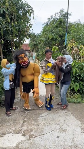 Kak usi dan kak Nadia bawain kedok buta sanga