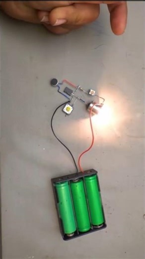 a battery-powered clap switch circuit that turns a light ON