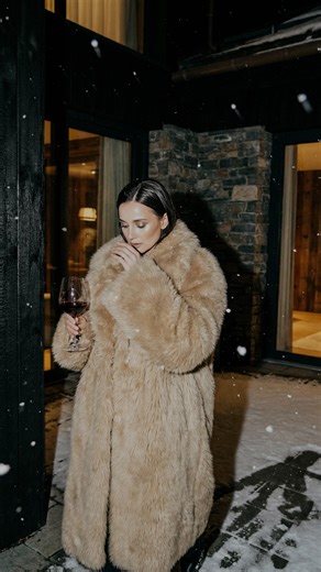 Татьяна | Ai-промты & нейрокреатор on Instagram: "Ищешь эстетичные кадры для личного блога или бренда? Подписывайся @neuro_space.ai чтобы не потерять🙌 Сохраняй промт:High-end fashion editorial photograph, hyperrealistic, raw direct editorial flash. A sophisticated woman with sleek straight dark hair, wearing an opulent oversized designer beige llama fur coat, is captured mid-motion walking through the enclosed courtyard of an ultra-luxury modern country chalet at night. She naturally holds a cr